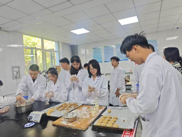 巧手月饼迎中秋，基地共话团圆情...